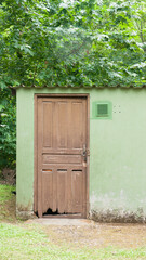 Puertas de madera de trasteros verdes en jardín