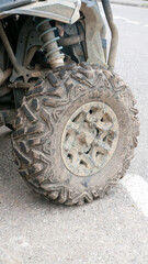 Rueda de moto 4x4 llena de barro 