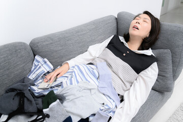 あ～～もう疲れた！！となって寝る女性　