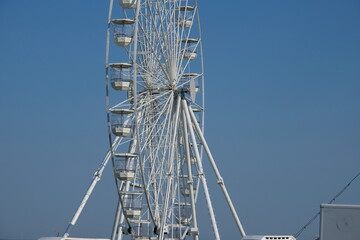 FU 2020-08-12 Fries T3 564 Weißes Riesenrad unter blauem Himmel