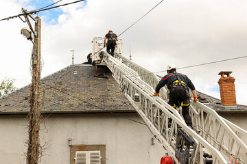 Pompiers France b&acirc;chage de toit