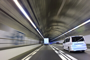 高速道路のトンネルを走行するトラックと車