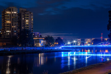 niebieskie podświetlenie Mostu Piastowskiego w Opolu w nocy - obrazy, fototapety, plakaty