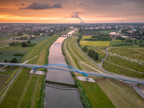 Kanał Ulgi w Opolu z mostami. Widok z drona