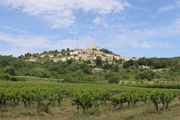 Fototapeta na wymiar Blick auf das Dorf Lacoste im Luberon, Provence, Frankreich