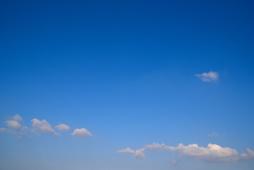 青い空と白い雲　青空　背景素材