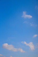 青い空と白い雲　青空　背景素材