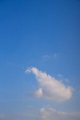 青い空と白い雲　青空　背景素材
