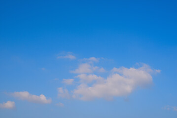 青い空と白い雲　青空　背景素材