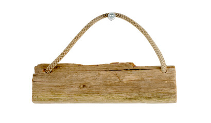 Altes Brett aus Holz hängt an einem Seil