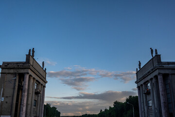 Obraz premium river boat passes through the lock on the river on a summer day