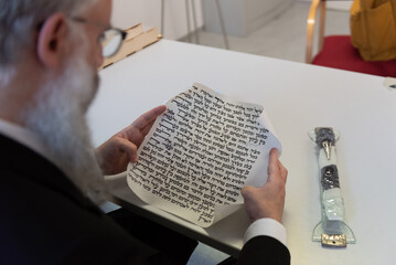 Die Mesusa
Die von der Torah vorgeschriebene Schriftkapsel am Türpfosten.
Sie besteht aus dem Gehäuse (Bejt Mesusa) und einem koscheren Pergament (Klaf) mit dem vorgesehen Torah-Text 5.B.M. 6,4-9, 5.B - obrazy, fototapety, plakaty