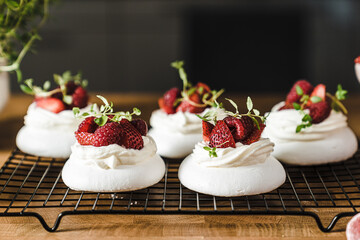 cupcakes with strawberries pavlova