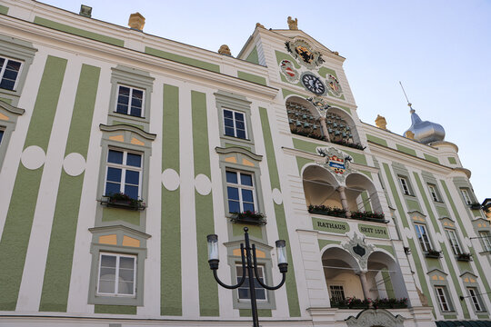 Gmunden; Fassade des Neuen Rathauses am Rathausplatz