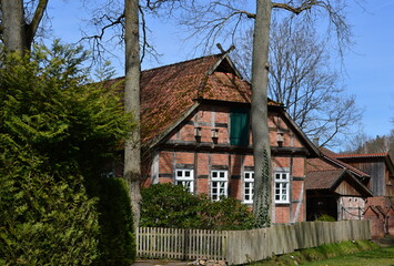 Historisches Bauwerk im Frühling im Dorf Borg Niedersachsen