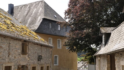 Fototapeta na wymiar Hauptgebäude der Burg Dhronecken