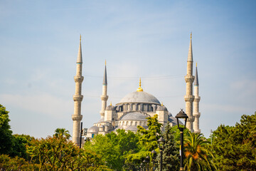 Fototapeta na wymiar The Blue Mosque or Sultanahmet Camii in old town of Istanbul, Turkey