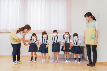 Children and teachers wearing a mask