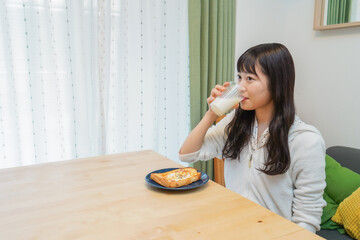 朝食を食べる若い女性