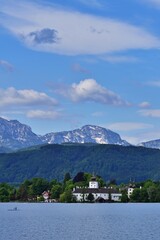 Schloss Ort am malerischen Traunsee, Gmunden, Österreich, vertikal