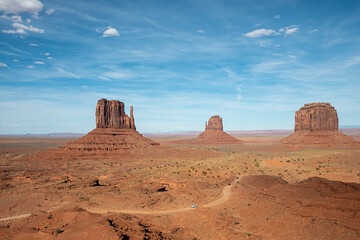 Fototapeta premium scenic view to the butte in monument valley, USA