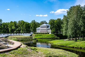 Obraz premium summer landscape with ancient churches against the backdrop of a forest and a river on a sunny day