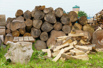 キャンプや冬に備えての薪割り作業