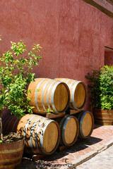Barriles de vino apilados sobre la pared del patio de la bodega. Viajes y estilo de vida armonioso