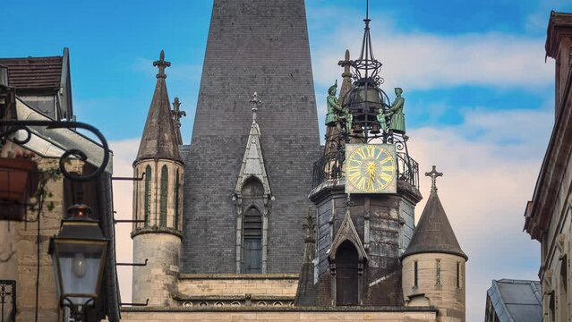 TimeLapse de l'horloge de l'&eacute;glise Notre Dame &agrave; Dijon.