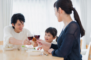 子供と一緒に乾杯をする家族