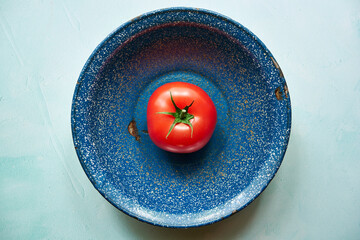 pomidor malinowy w niebieskiej misce 