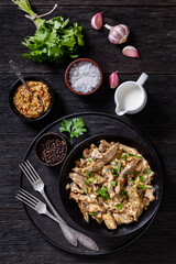 liver stroganoff in black bowl, top view
