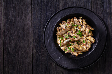 liver stroganoff in black bowl, top view