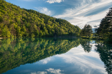 Fototapeta na wymiar Spring by the lake in Zavrsnica valley