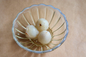 Obraz premium うろこ状の硬い皮を剥いたライチ