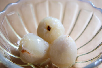 うろこ状の硬い皮を剥いたライチ