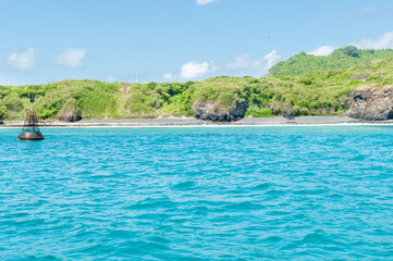 A vista da praia com a boia sinalizadora no litoral Atlântico no Arquipélogo Fernando de Nororanha