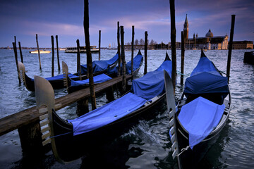 Gondolas frente a San Giorgio Maggiore. Venecia.Véneto. Italia.