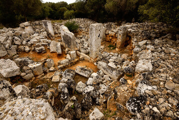 Poblado talaiótico de Son Catlar (Edad de bronce).Santuario con Taula derruida (sXIV a.C.). Ciutadella.Baleares.España. © Tolo