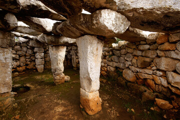 Poblado talayótico de Torre d´en Galmés (1400a.C.), recinto cubierto(sala hipostila). Alaior.Baleares.España. © Tolo