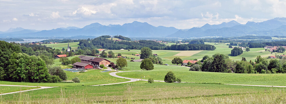 Voralpenlandschaft mit Chiemsee - Bayern