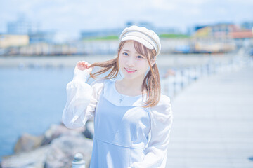 海で帽子を被ったアジアの若い日本人女性