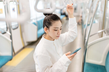 電車に乗る女性
