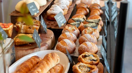 Fotobehang ベーカリーショップ　パン屋　店頭に並ぶパン © Metro Hopper