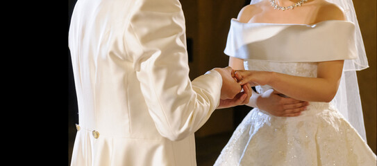 新婦の指に結婚指輪をはめる新郎　結婚式　挙式
