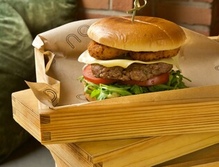 Burger z wołowina - obrazy, fototapety, plakaty