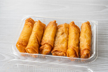 パックに並んだ春巻き