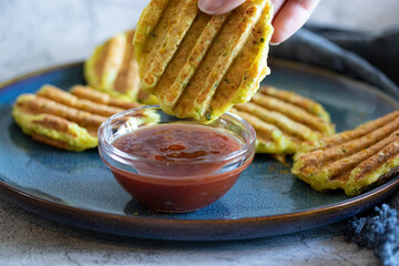 Zucchinitaler mit Dip