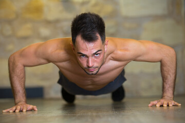 Obraz premium fitness man doing push ups