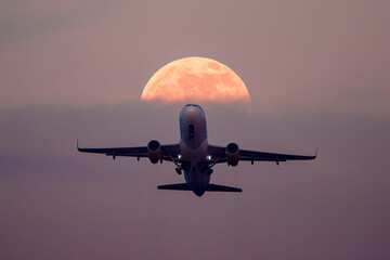 avión despegando hacia la luna